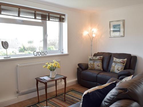 EarbyにあるCan-Y-Mor - Uk13379のソファとテーブルのあるリビングルーム