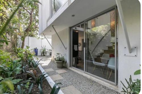 Casa con puertas correderas de cristal y patio en Modern designer loft with solar, en Honeydew