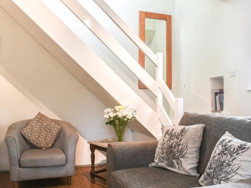 KilnseyにあるStables Endのリビングルーム(椅子2脚、階段付)