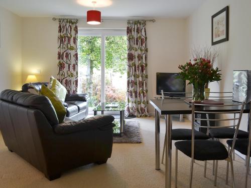 Saint CleerにあるSeatonのソファとテーブルのあるリビングルーム