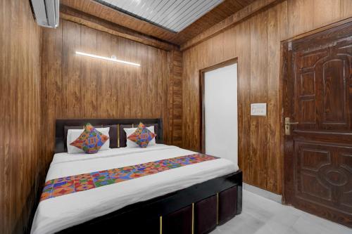 Postel nebo postele na pokoji v ubytování FabHotel Vrishti Residency