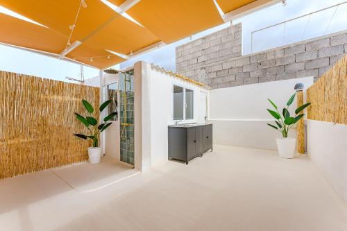 ein leerer Raum mit Pflanzen in einem Gebäude in der Unterkunft 7BR House for 14 Guests with Big Terrace - Bonita Paradise in Guía de Isora