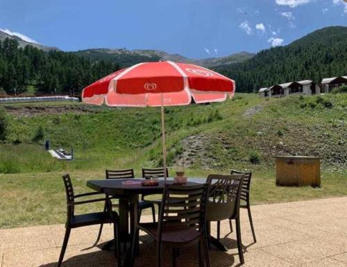 Studio super équipé RDC, piscine chauffée, départ skis aux pieds