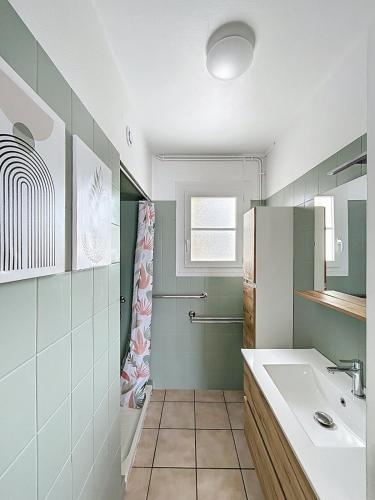 a bathroom with a sink and a shower at Cozy Alclau in Mimizan