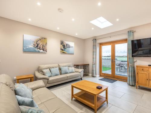 TV a/nebo společenská místnost v ubytování Primrose Cottage