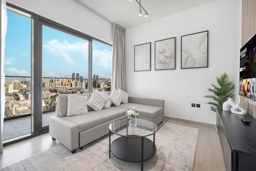 1BR Luxury Stay With Pool, Gym and Skyline View