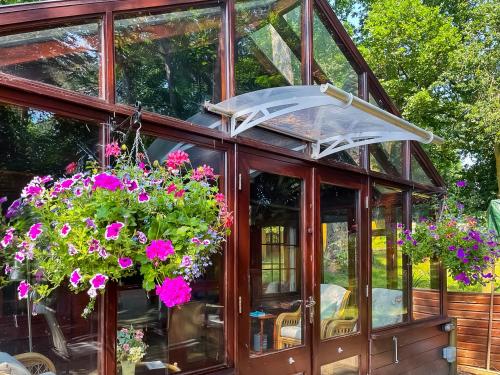 Κήπος έξω από το Forest Lodge