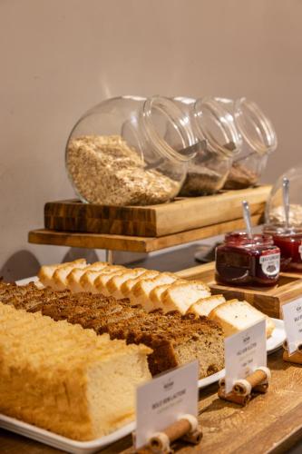 une table avec différents types de pain exposés dans l'établissement Blue Tree Premium Paulista, à São Paulo