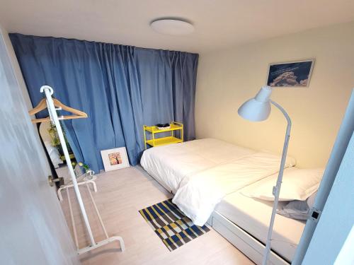Postel nebo postele na pokoji v ubytování Gangnam serviced Apartments #cozy#Airporttransport#Sights#Tourist Spot 7minutes ,사당역 블루하우스 도보 1분