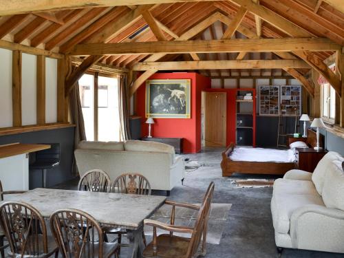 ein Wohnzimmer mit Tisch und Couch in der Unterkunft Little Barn - Ukc2539 in Fordingbridge