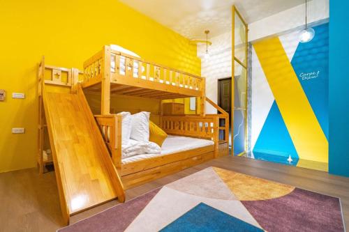 um quarto com dois beliches e uma parede amarela em 浮雲拾光 em Dongshan