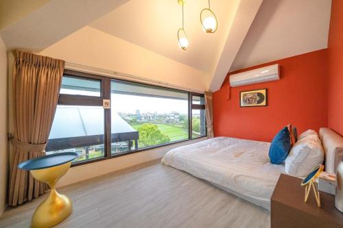 um quarto com uma cama e uma janela grande em 浮雲拾光 em Dongshan