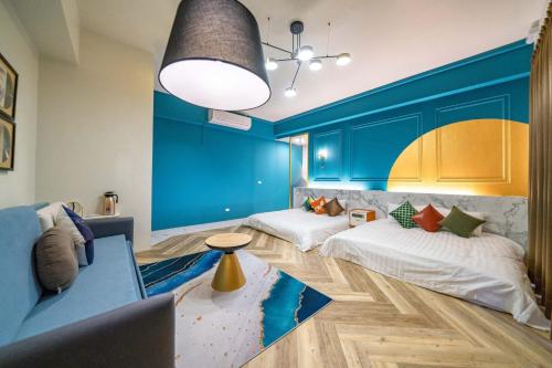 een woonkamer met 2 bedden en een blauwe muur bij 浮雲拾光 in Dongshan
