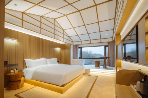 Ένα ή περισσότερα κρεβάτια σε δωμάτιο στο Huazhu Luxury Niushou Yinlan Homestay