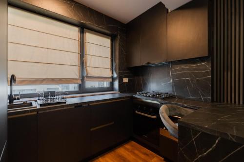 Η κουζίνα ή μικρή κουζίνα στο The Velvet by Blvd 44B5 - Premium City Retreat with Parking