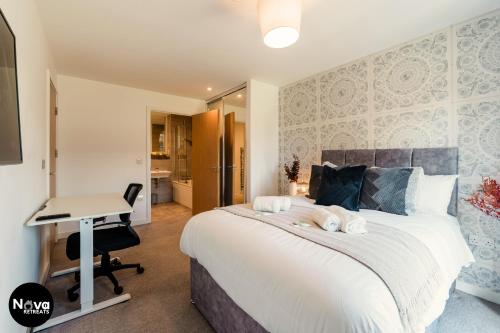 Postel nebo postele na pokoji v ubytování The Lexington Luxe - Central Birmingham Luxury Apartment with Free Parking, Workspace & Superfast WiFi near O2 Arena, Mailbox & Edgbaston Stadium