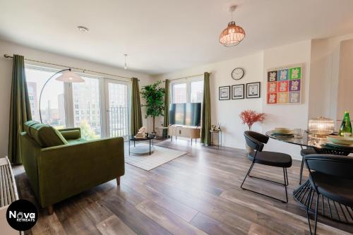 Posezení v ubytování The Lexington Luxe - Central Birmingham Luxury Apartment with Free Parking, Workspace & Superfast WiFi near O2 Arena, Mailbox & Edgbaston Stadium