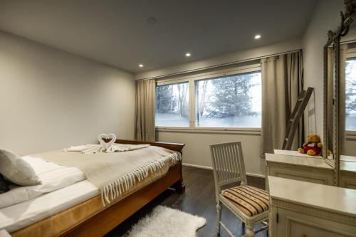 Ένα ή περισσότερα κρεβάτια σε δωμάτιο στο Arctic Winter Villa - Pool and Sauna