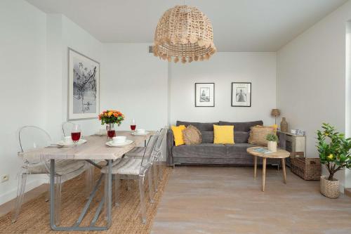Charming Apartment with Balcony & Parking only 400 meters to the beach by Noclegi Renters