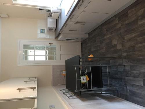 a room with a room with a wall with at Luxury Room in Leciester - Duncan3 in Aylestone