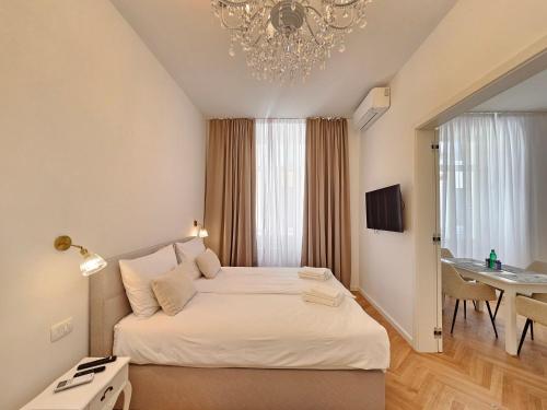 Postel nebo postele na pokoji v ubytování Urban Nest Wolfova by the Triple Bridge