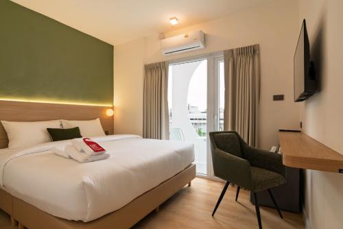 una habitación de hotel con una cama y una ventana en Hotel PaPa Ratchada-Huai Khwang, en Bangkok