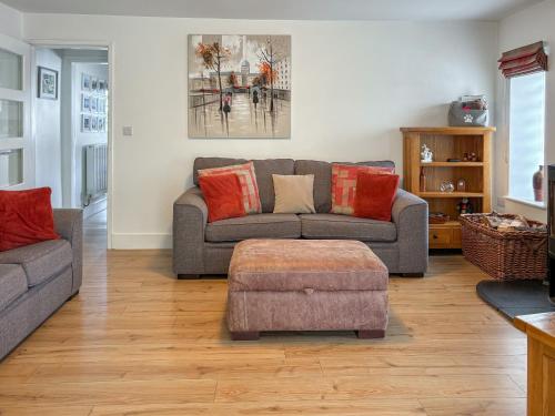 ein Wohnzimmer mit Sofa und Tisch in der Unterkunft Townend Cottage in Aikton