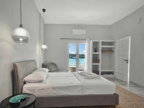 une chambre avec un lit et une vue sur l'océan dans l'établissement Holiday Nest, à Porto Heli