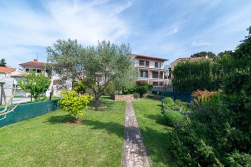 Apartments with parking space Pula - 2252