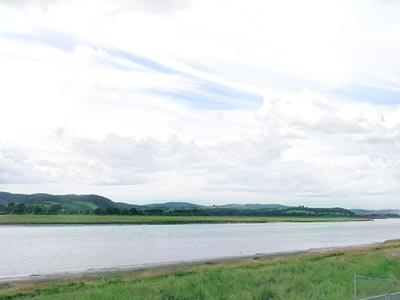 un grand volume d'eau avec un ciel nuageux dans l'établissement Martha's Shore Cottage, à Glencaple