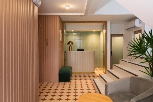 un vestíbulo con una escalera con mesa y sillas en Hotel PaPa Ratchada-Huai Khwang, en Bangkok