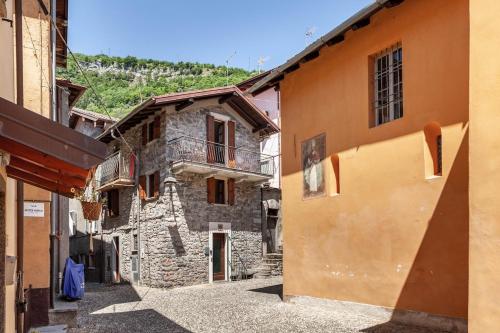 Un callejón en un casco antiguo con edificios. en Typical stone house with balcony, en Ossuccio