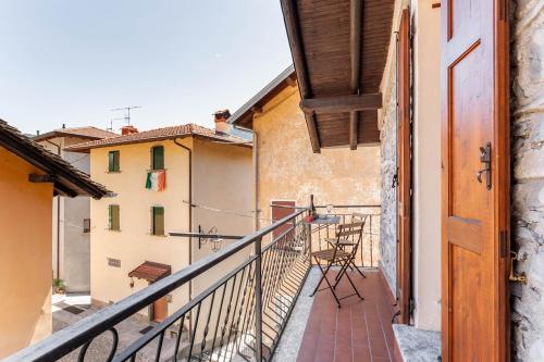 - Balcón con silla y algunos edificios en Typical stone house with balcony, en Ossuccio
