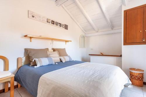 Ένα ή περισσότερα κρεβάτια σε δωμάτιο στο Typical stone house with balcony