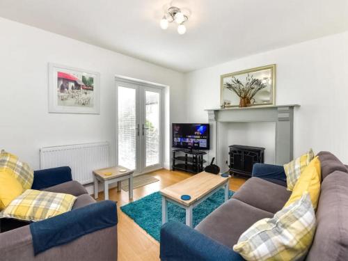 ReynoldstonにあるBrynviewのソファとテーブルのあるリビングルーム