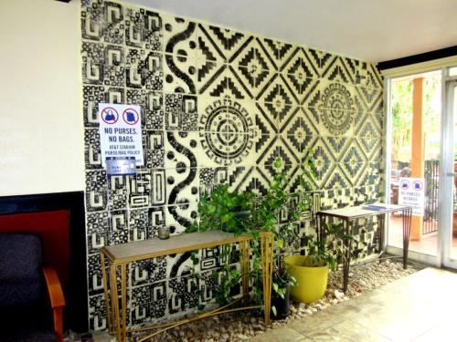 a wall with a black and white patterned wall at Budget Host Inn in Arlington