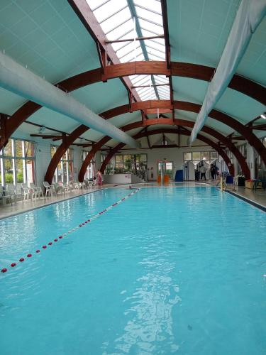 Bazén v ubytování Mobil home Camping Siblu La Réserve 4 étoiles nebo v jeho okolí