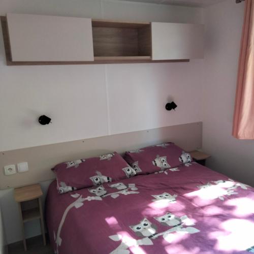 Postel nebo postele na pokoji v ubytování Mobil home Camping Siblu La Réserve 4 étoiles