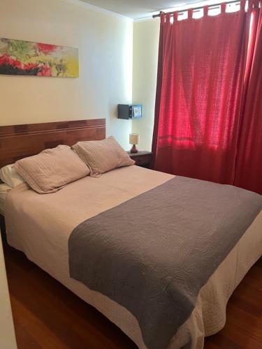 sypialnia z dużym łóżkiem z czerwoną zasłoną w obiekcie Gutti Alojamientos w mieście El Cerrillo