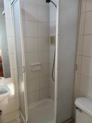 prysznic ze szklanymi drzwiami w łazience w obiekcie Gutti Alojamientos w mieście El Cerrillo