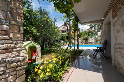 Πισίνα στο ή κοντά στο Family friendly house with a swimming pool Radovin, Zadar - 21307