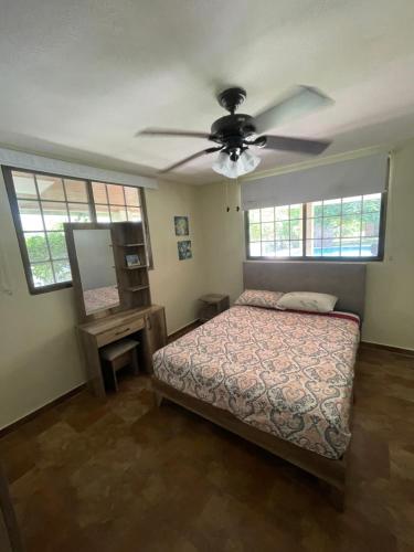 Postel nebo postele na pokoji v ubytování Casa con pisicina Coronado