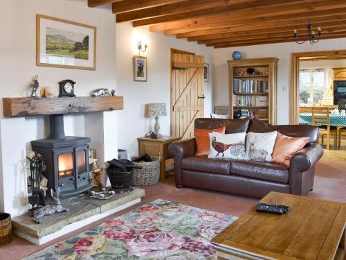 アイガースにあるThe Old Chapelのソファと暖炉のあるリビングルーム