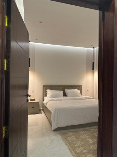 Ένα ή περισσότερα κρεβάτια σε δωμάτιο στο شقه بصالة وغرفة نوم