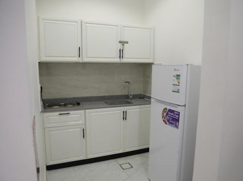 Η κουζίνα ή μικρή κουζίνα στο شقه بصالة وغرفة نوم