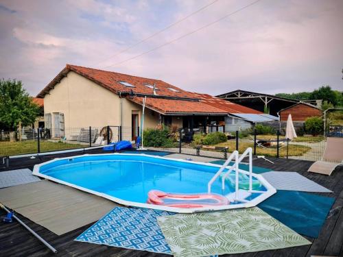 una piscina con un'altalena e un galleggiante in una casa di Maison Trichard a Brillac
