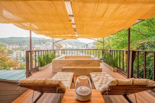 einen Balkon mit Sofas und Stadtblick in der Unterkunft BS Urban Retreat Garden and Spa near Gyeongbokgung in Seoul