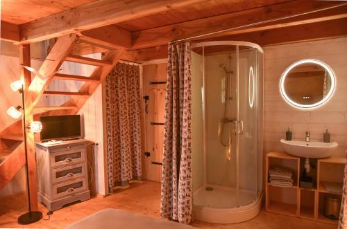 een badkamer met douche en wastafel bij Gîtes calmes écologiques in Saint-Symphorien