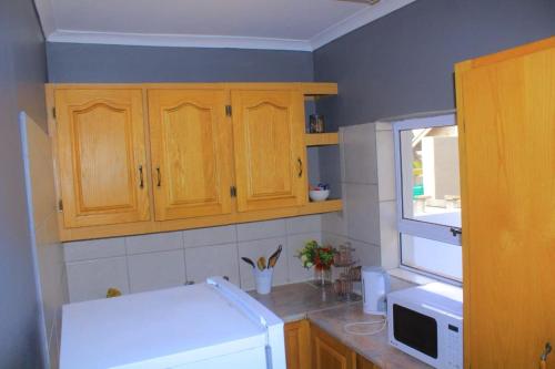 Η κουζίνα ή μικρή κουζίνα στο Zebra Family Unit