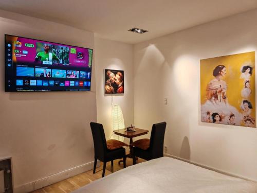 TV a/nebo společenská místnost v ubytování Villa Greve Galerie-Apartment